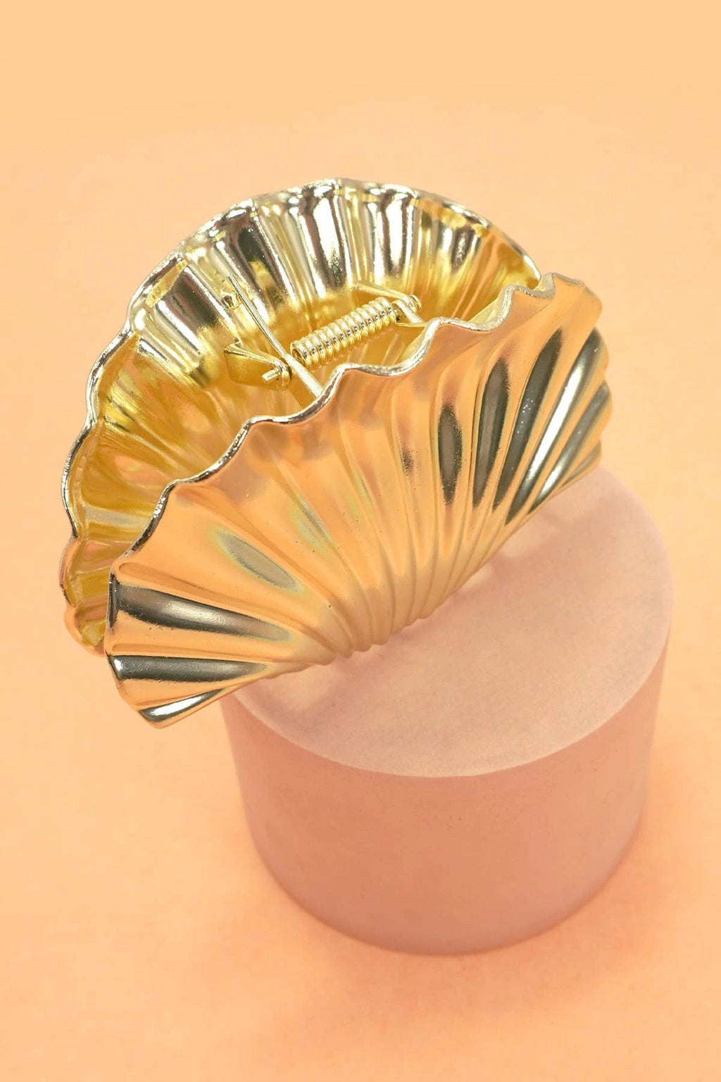 JOSSLYN by wall to wall - Gold Alloy Seashell Claw Hair Clip by JOSSLYN by wall to wall