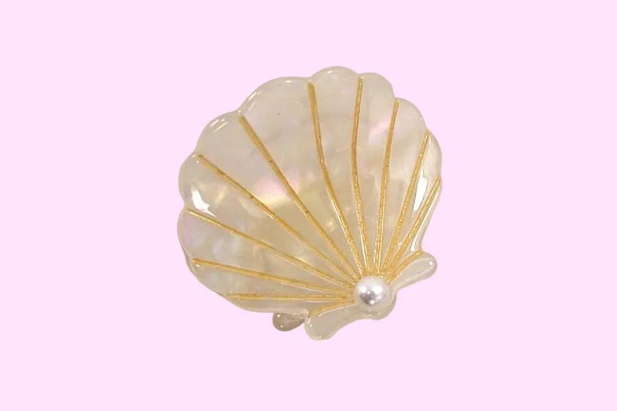 JOSSLYN by wall to wall - Seashell Hair Claw Clip by JOSSLYN by wall to wall